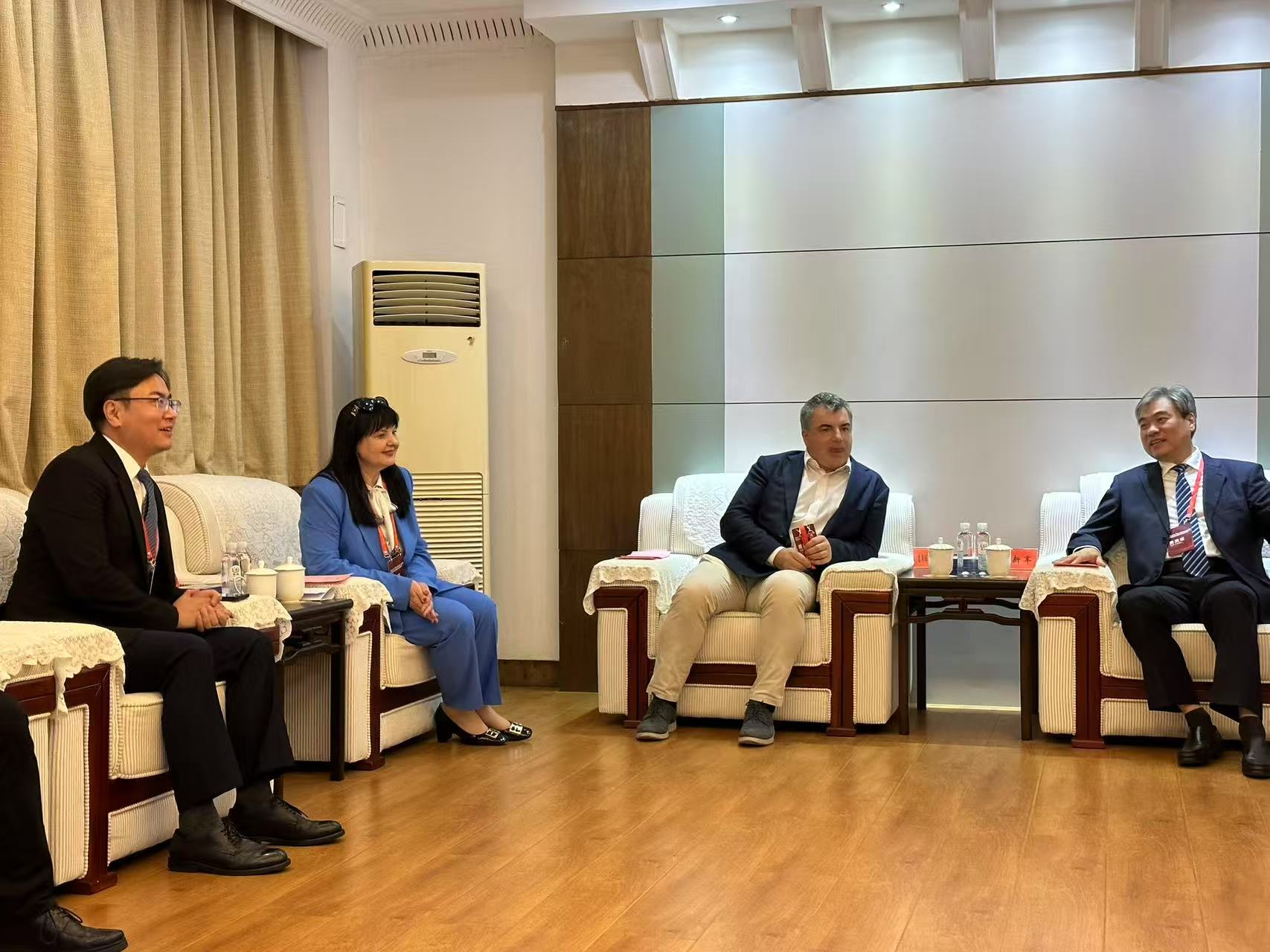 诺奖得主到访 共绘石墨烯技术蓝图