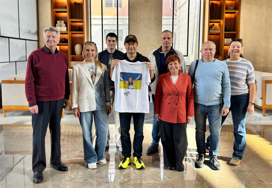 奥运冠军赠礼 架设人文交流桥梁